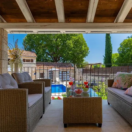 Beautiful Jadreska With Pool In Vila