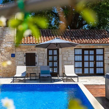 Beautiful Jadreska With Pool In