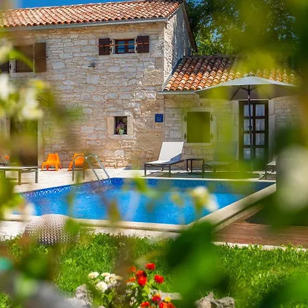 Beautiful Jadreska With Pool In