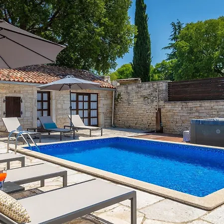 Vila Beautiful Jadreska With Pool In Kanfanar