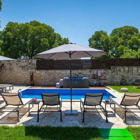 Beautiful Jadreska With Pool In